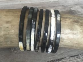 Armbanden buffelhoorn 7 stuks, maat S, M, L, 5mm. Glans finish. Zeer licht in gewicht.
