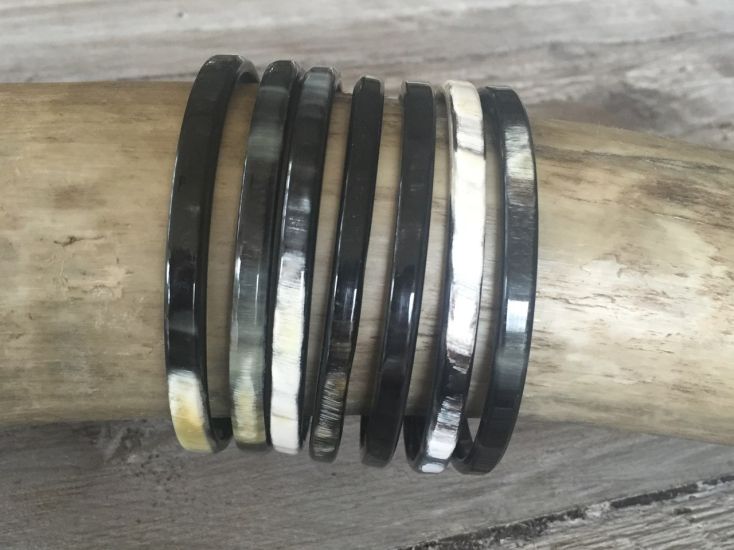 Armbanden buffelhoorn 7 stuks, maat S, M, L,  5mm. Glans finish. Zeer licht in gewicht.