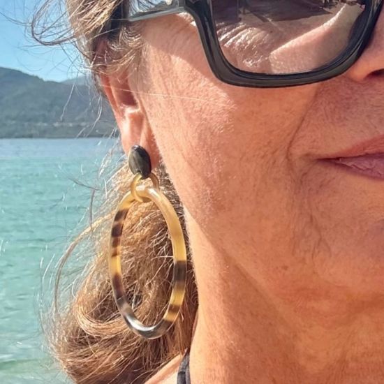 Handgemaakte buffelhoorn creolen in gevarieerde tintjes, +/-6 cm. Glanzend. Totale lengte 8 cm.