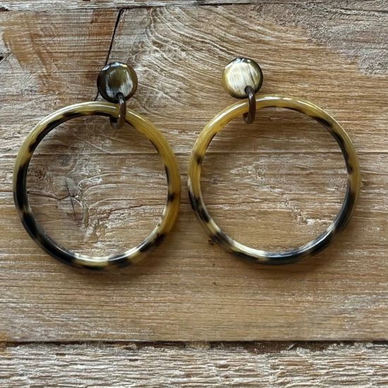 Handgemaakte buffelhoorn creolen in gevarieerde tintjes, +/-6 cm. Glanzend. Totale lengte 8 cm.