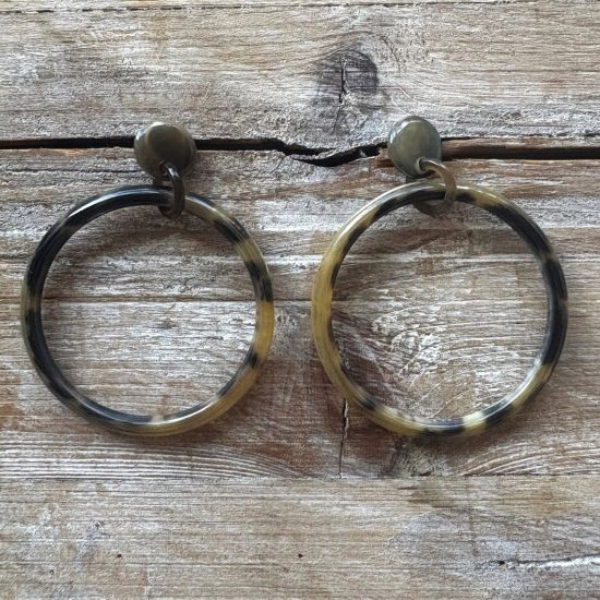 Handgemaakte buffelhoorn creolen in gevarieerde tintjes, +/-6 cm. Glanzend. Totale lengte 8 cm.