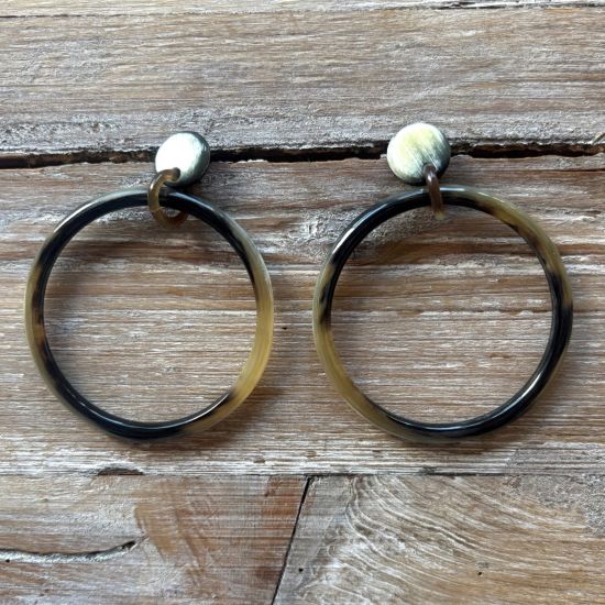 Handgemaakte buffelhoorn creolen in gevarieerde tintjes, +/-6 cm. Glanzend. Totale lengte 8 cm.