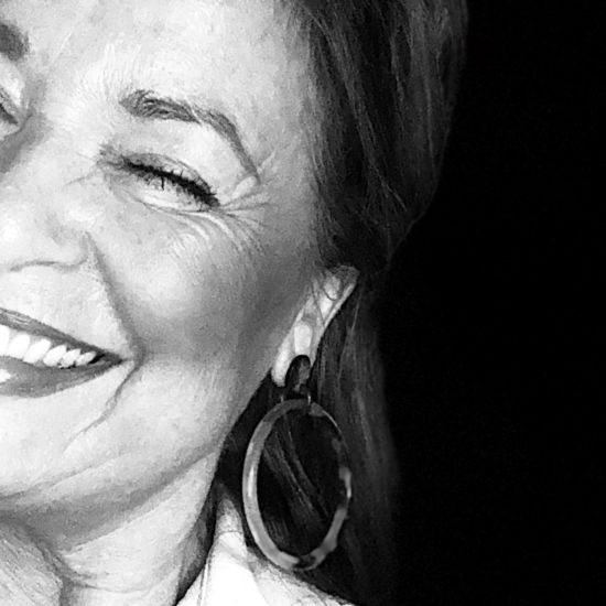 Handgemaakte buffelhoorn creolen in gevarieerde tintjes, +/-6 cm. Glanzend. Totale lengte 8 cm.