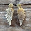 Lasergesneden buffelhoorn wings oorbellen, in lichte tintjes, mat. Totale lengte 7.5 cm.