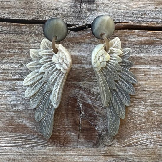 Lasergesneden buffelhoorn wings oorbellen, in lichte tintjes, mat. Totale lengte 7.5 cm.