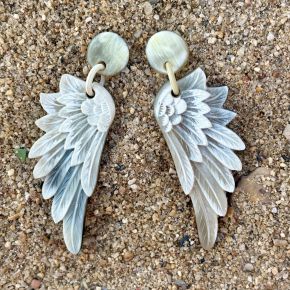 Lasergesneden buffelhoorn wings oorbellen, in lichte tintjes, mat. Totale lengte 7.5 cm.