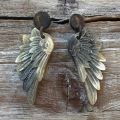 Lasergesneden wings buffelhoorn oorbellen, mat. Donkere tintjes. 7.5 cm.