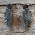 Lasergesneden wings buffelhoorn oorbellen, mat. Donkere tintjes. 7.5 cm.