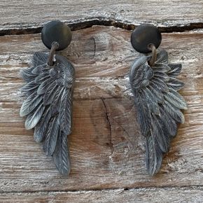 Lasergesneden wings buffelhoorn oorbellen, mat. Donkere tintjes. 7.5 cm.