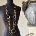 Handgemaakt buffelhoorn collier in bruintintjes. Matte finish. Lengte 116 cm.