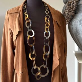 Handgemaakt buffelhoorn collier in bruintintjes. Matte finish. Lengte 116 cm.