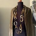 Handgemaakt buffelhoorn collier in bruintintjes. Matte finish. Lengte 116 cm.