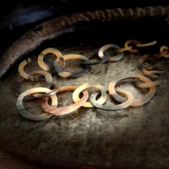 Handgemaakt buffelhoorn collier in bruintintjes. Matte finish. Lengte 116 cm.