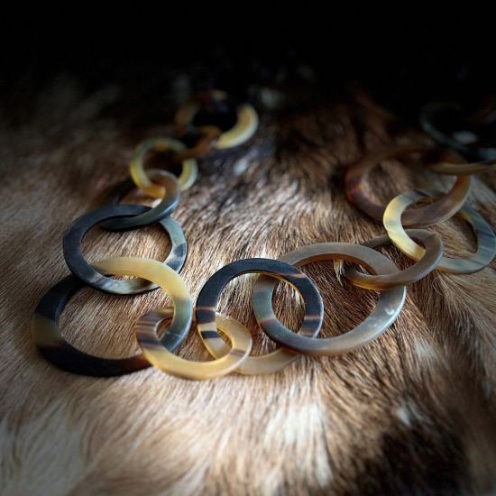 Handgemaakt buffelhoorn collier in bruintintjes. Matte finish. Lengte 116 cm.