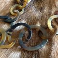 Handgemaakt buffelhoorn collier in bruintintjes. Matte finish. Lengte 116 cm.