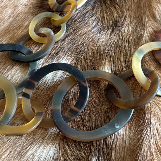 Handgemaakt buffelhoorn collier in bruintintjes. Matte finish. Lengte 116 cm.