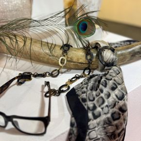 Buffelhoorn brillencollier in donkere tintjes. Matte finish, 80 cm.