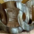 Schakelarmband buffelhoorn , breedte 5cm, glans afwerking. Zeer licht in gewicht.