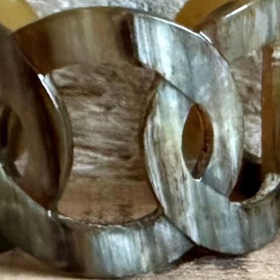 Schakelarmband buffelhoorn , breedte 5cm, glans afwerking. Zeer licht in gewicht.