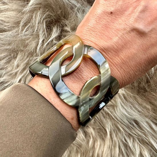 Schakelarmband buffelhoorn , breedte 5cm, glans afwerking. Zeer licht in gewicht.