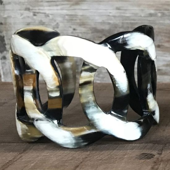 Schakelarmband buffelhoorn , breedte 5cm, glans afwerking. Zeer licht in gewicht.