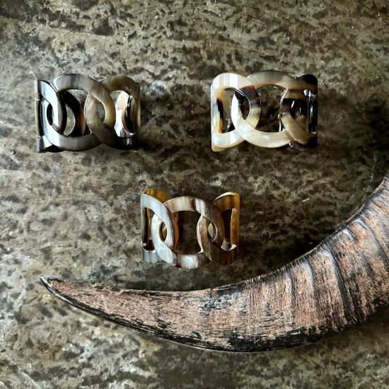 Schakelarmband buffelhoorn , breedte 5cm, glans afwerking. Zeer licht in gewicht.