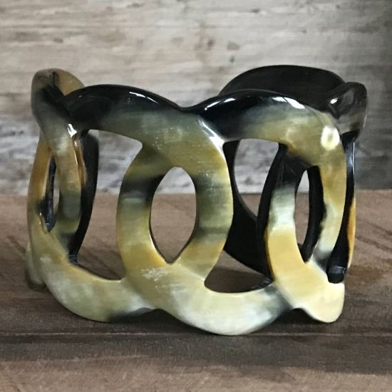 Schakelarmband buffelhoorn , breedte 5cm, glans afwerking. Zeer licht in gewicht.