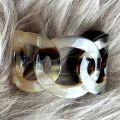 Schakelarmband buffelhoorn , breedte 5cm, glans afwerking. Zeer licht in gewicht.