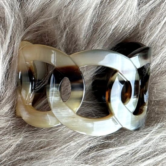 Schakelarmband buffelhoorn , breedte 5cm, glans afwerking. Zeer licht in gewicht.