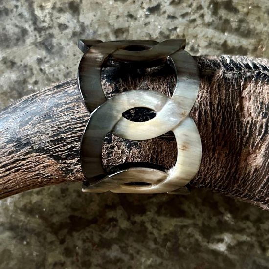 Schakelarmband buffelhoorn , breedte 5cm, glans afwerking. Zeer licht in gewicht.
