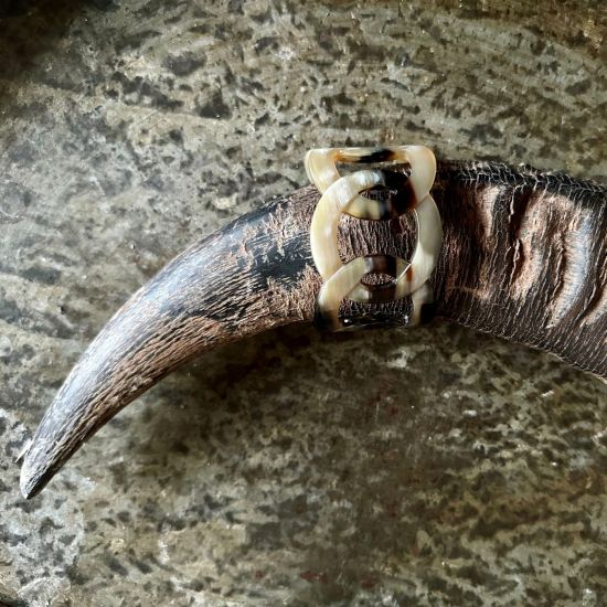 Schakelarmband buffelhoorn , breedte 5cm, glans afwerking. Zeer licht in gewicht.