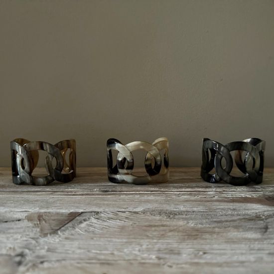 Schakelarmband buffelhoorn , breedte 5cm, glans afwerking. Zeer licht in gewicht.