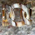 Schakelarmband buffelhoorn , breedte 5cm, glans afwerking. Zeer licht in gewicht.