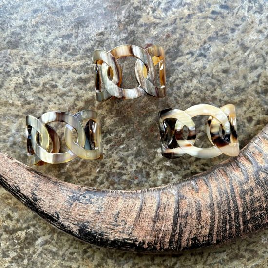 Schakelarmband buffelhoorn , breedte 5cm, glans afwerking. Zeer licht in gewicht.