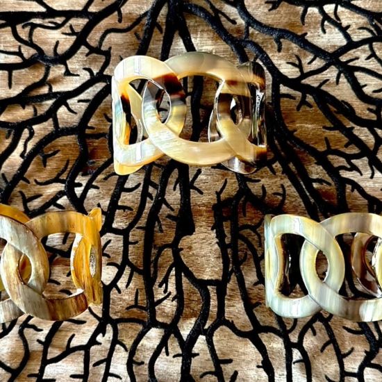 Schakelarmband buffelhoorn , breedte 5cm, glans afwerking. Zeer licht in gewicht.