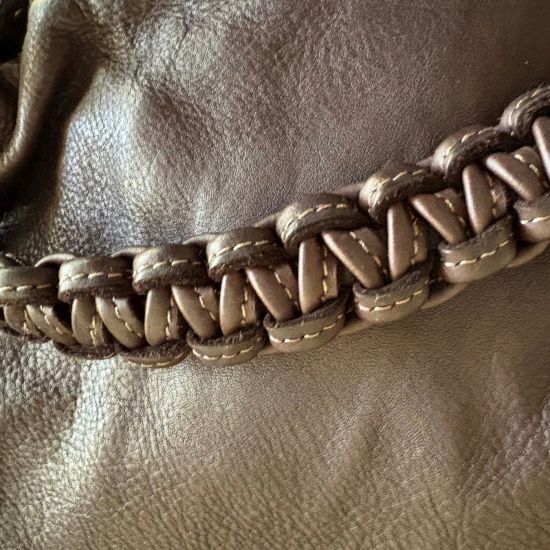 Gewassen leren tas met gevlochten hengsel. Donkerbruin. 35 x h 20 x 12 cm.