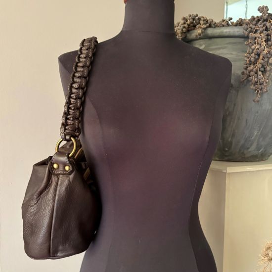 Gewassen leren tas met gevlochten hengsel. Donkerbruin. 35 x h 20 x 12 cm.