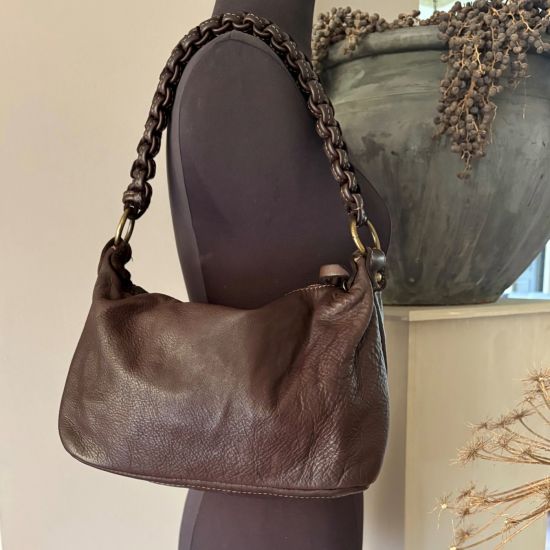 Gewassen leren tas met gevlochten hengsel. Donkerbruin. 35 x h 20 x 12 cm.