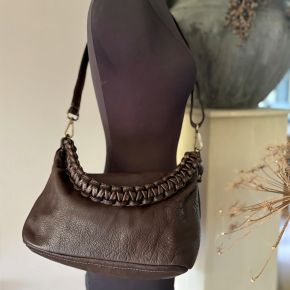 Gewassen leren tas met gevlochten hengsel. Donkerbruin. 35 x h 20 x 12 cm.