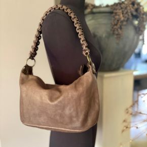 Gewassen leren tas met gevlochten hengsel. Taupe. 35 x h 20 x 12 cm.