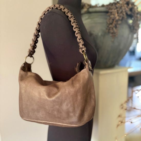 Gewassen leren tas met gevlochten hengsel. Taupe. 35 x h 20 x 12 cm.
