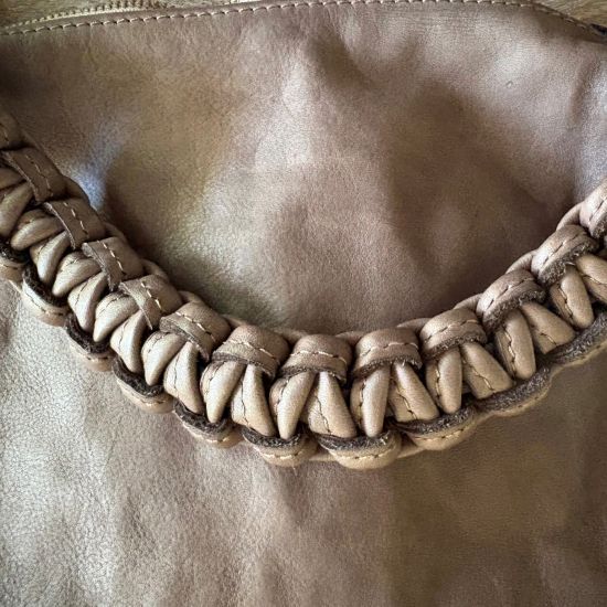 Gewassen leren tas met gevlochten hengsel. Taupe. 35 x h 20 x 12 cm.