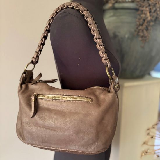 Gewassen leren tas met gevlochten hengsel. Taupe. 35 x h 20 x 12 cm.