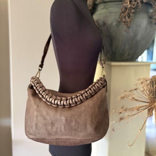 Gewassen leren tas met gevlochten hengsel. Taupe. 35 x h 20 x 12 cm.