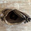 Gewassen leren tas met gevlochten hengsel. Taupe. 35 x h 20 x 12 cm.
