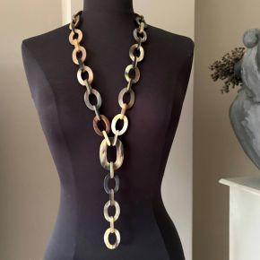 Sierlijk handgemaakt, buffelhoorn collier. Gemengde tintjes, basis bruin. Mat, Lichtgewicht.