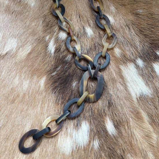 Sierlijk handgemaakt, buffelhoorn collier. Gemengde tintjes, basis bruin. Mat, Lichtgewicht.