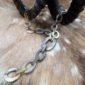 Sierlijk handgemaakt, buffelhoorn collier. Gemengde tintjes, basis bruin. Mat, Lichtgewicht.