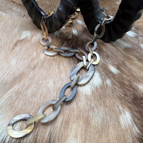 Sierlijk handgemaakt, buffelhoorn collier. Gemengde tintjes, basis bruin. Mat, Lichtgewicht.