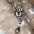 Sierlijk handgemaakt, buffelhoorn collier. Gemengde tintjes, basis bruin. Mat, Lichtgewicht.
